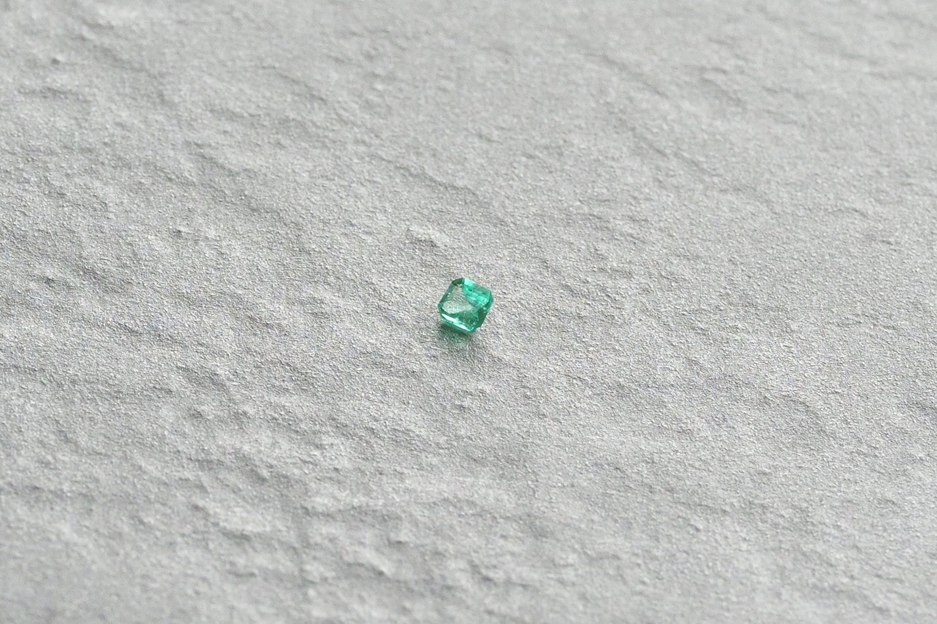 Emerald Loose 0.2〜0.3ct  淡めのエメラルドグリーンカラー