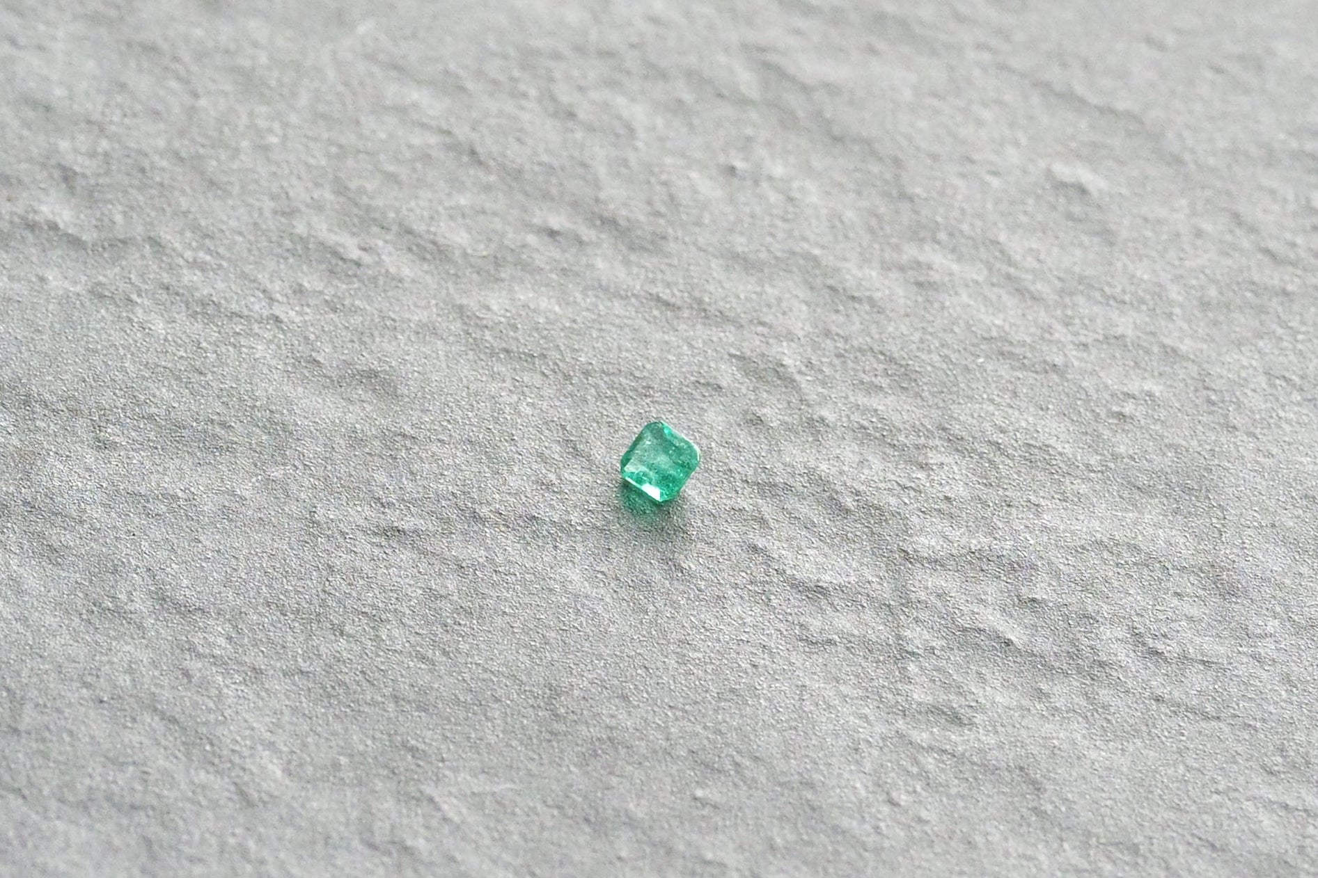 Emerald Loose 0.3〜0.4ct  淡めのエメラルドグリーンカラー