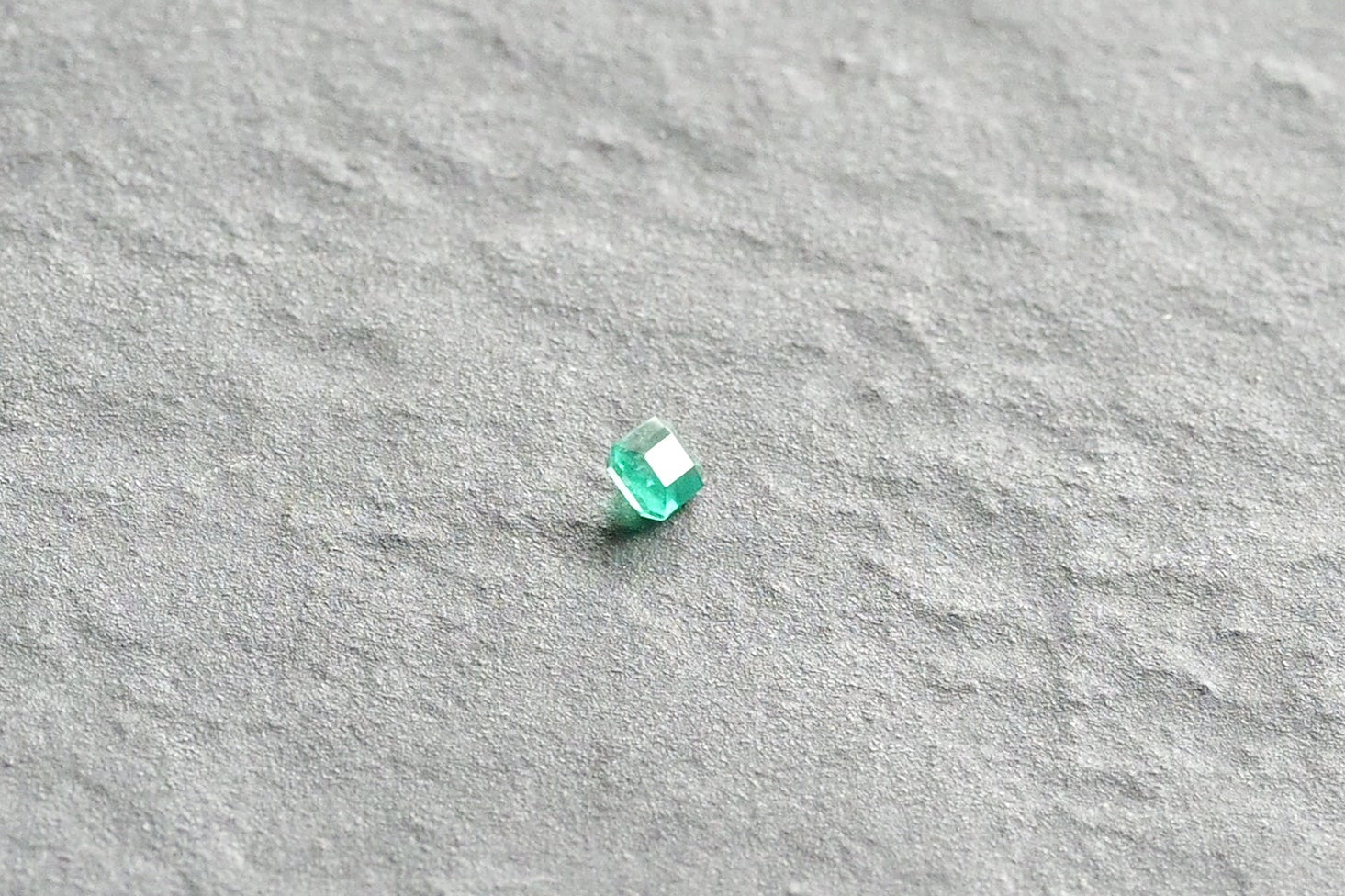 Emerald Loose 0.3〜0.4ct  淡めのエメラルドグリーンカラー